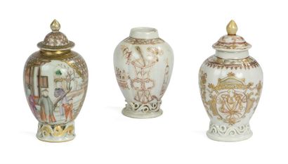 null Trois petits vases dont deux couverts en porcelaine famille rose
Chine, époque...