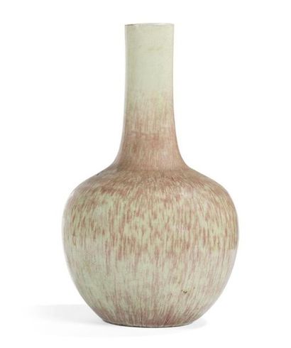 null Vase Tianqiuping en porcelaine monochrome flammée
Chine, XIXème siècle
Le corps...