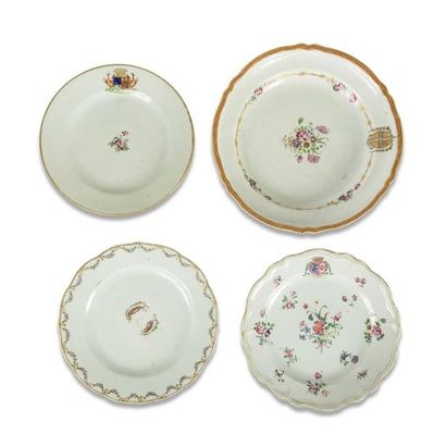 null Quatre assiettes en porcelaine famille rose armoriées
Chine, XVIIIème siècle
Trois...