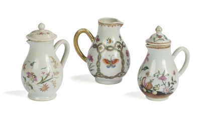 null Trois petits pots à lait, dont deux couverts
Chine, XVIIIème siècle
L'un décoré...
