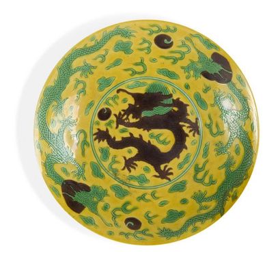 null Coupe en porcelaine à fond jaune
Chine, dynastie Qing, époque Guangxu (1875-1908)
L'intérieur...