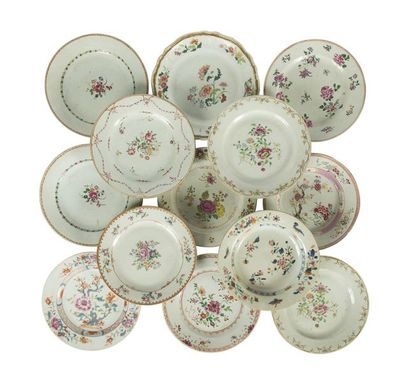 null Treize assiettes en porcelaine famille rose dont deux paires
Chine, XVIIIème...
