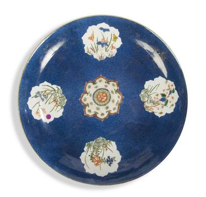null Plat rond en porcelaine bleu poudré et famille verte
Chine, époque Kangxi, XVIIIème...
