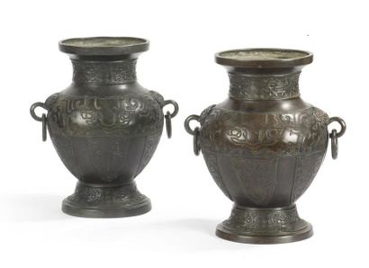 null Paire de vases en bronze 
Chine, XIXème siècle
De forme balustre, à décor de...