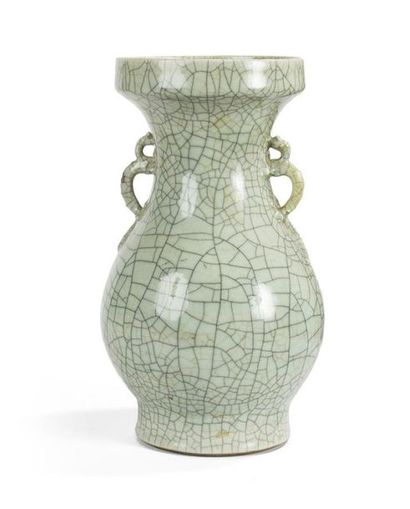 null Vase en porcelaine à glaçure céladon craquelée de type Ge
Chine, XIXème siècle
De...