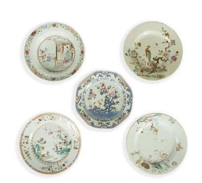 null Cinq assiettes en porcelaine famille rose
Chine, XVIIIème siècle
A décors divers...