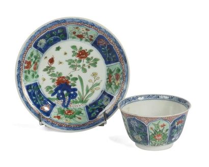 null Coupe et soucoupe en porcelaine famille verte
Chine, dynastie Qing, époque Kangxi...