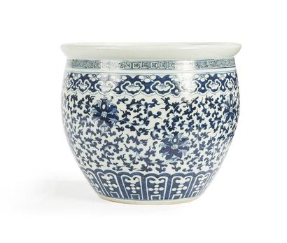 null Vasque à poissons en porcelaine bleu blanc
Chine, début du XXème siècle
A décor...