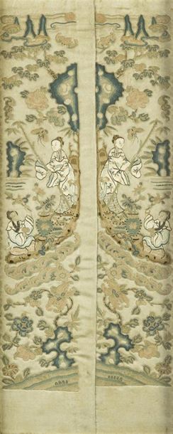 null Deux panneaux en soie brodée, encadrés sous verre
Chine, fin du XIXème siècle
Chacun...