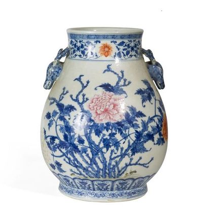 null Vase en porcelaine bleu blanc, rouge de fer et émail rose
Chine, fin du XIXème...