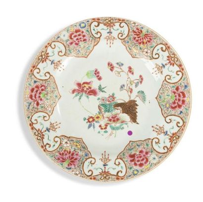 null Plat en porcelaine famille rose
Chine, XVIIIème siècle
Décoré au centre de feuilles...