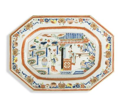 null Plat rectangulaire à pans coupés en porcelaine 
Chine, XVIIIème siècle
Décoré...