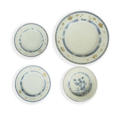 null Un plat et deux assiettes en porcelaine bleu blanc et or
Chine, XVIIIème siècle
A...