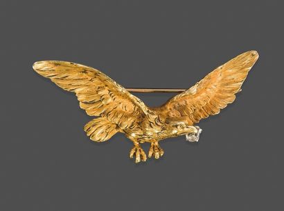 null Broche-pendentif en or jaune 750 millièmes ciselé représentant un aigle aux...