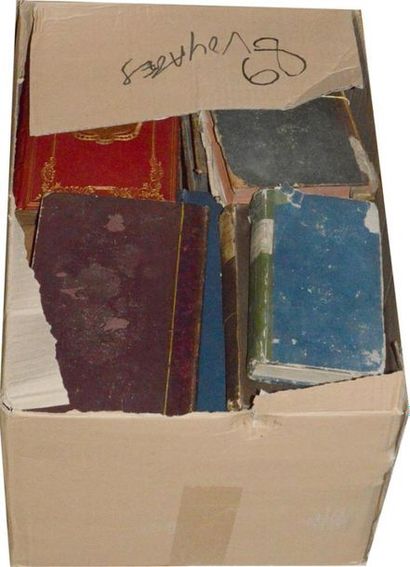 null VOYAGES : Un carton d'ouvrages dépareillés XVIIIe et début XIXe