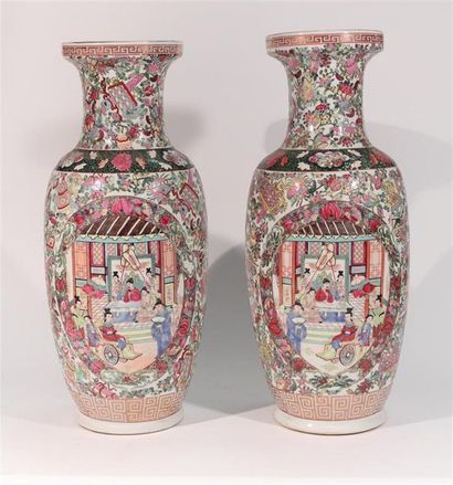 null Paire de vases en porcelaine à décor polychrome de fleurs et scènes de palais...
