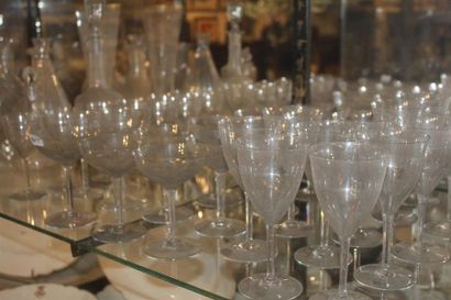 null Ensemble d'environ 35 verres à pied en cristal, décor à côtes (verres à eau...