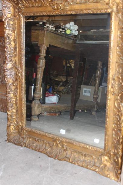 null Miroir rectangulaire, cadre en bois et stuc doré à décor de rinceaux et fleurs....