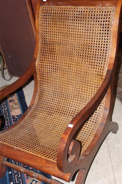 null Paire de fauteuils fond de canne de style coloniaux en bois teinté, accotoirs...