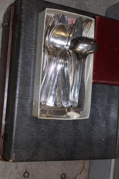null Dans un coffret : partie de ménagère en métal argenté CIRCA 1940, douze couverts,...