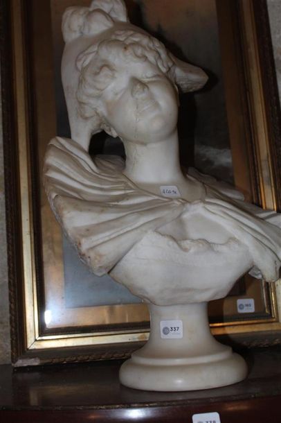 null Sujet en marbre blanc sculpté - "Colombine" (restaurations). H.: 46 cm