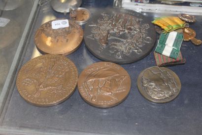 null Ensemble de cinq médailles commémoratives dont "Bordeaux Port de la Lune", "Corrida...