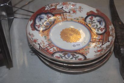 null Trois assiettes en porcelaine décor Imari de pagodes et fleurs en réserve. Japon...