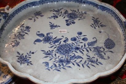 null Plat en porcelaine décor blanc/bleu de fleurs, restauration sur une anse. Chine...