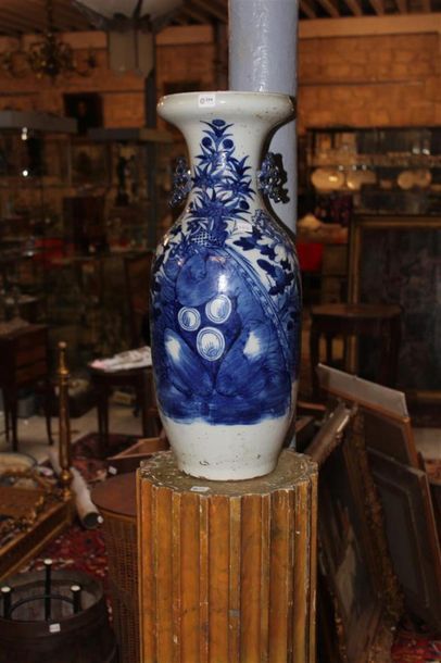 null Grand vase en porcelaine, décor bleu/blanc de fleurs et oiseaux. Chine XIXe....