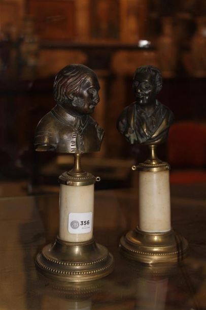 null Paire de bustes en bronze de Voltaire et Rousseau, socle en marbre blanc et...