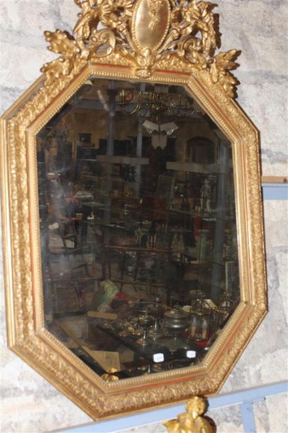 null Miroir octogonal cadre en bois et stcu doré à décor feuillagé, fronton au noeud...