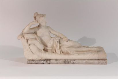 null D'après Pugi - "Femme allongée à l'Antique". Sujet en marbre blanc sculpté....