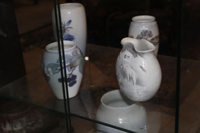 null Ensemble de sept vases en porcelaine danoise dont Royal Copenhagen, décor aux...