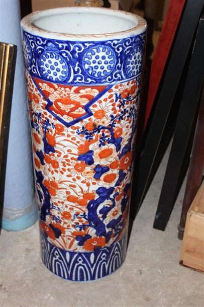null Porte-parapluie en porcelaine à décor Imari. Chine début XX, fêle sur la base....