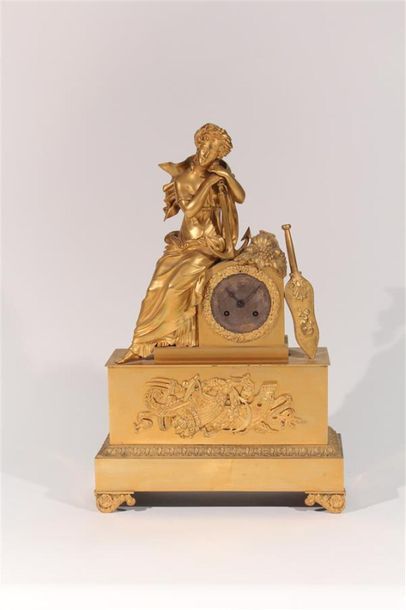 null Pendule en bronze doré "L'Espérance". XIXe. Hauteur : 50 cm. 