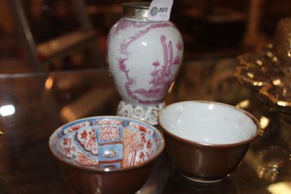 null Petit vase en porcelaine, décor camaïeu rose de personnages. Chine, XIXe. Hauteur...