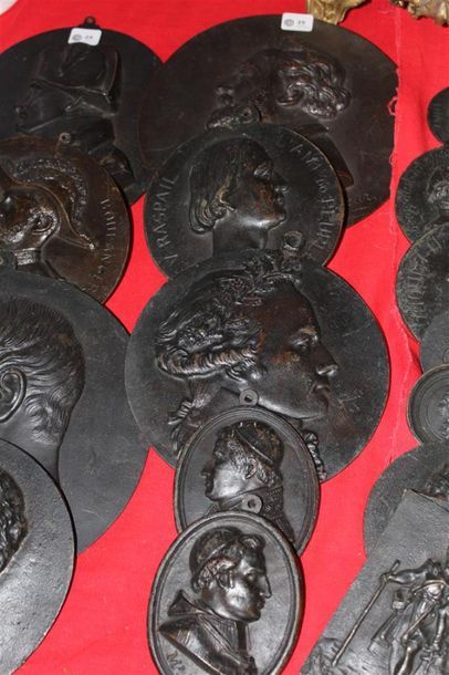 null Médaillons en bronze : portraits de Jules Levasseur, Raspail, Pie IX, d'homme...