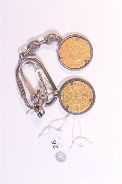 null Deux porte-clés en argent 800 millièmes agrémentés de reproductions de pièces...