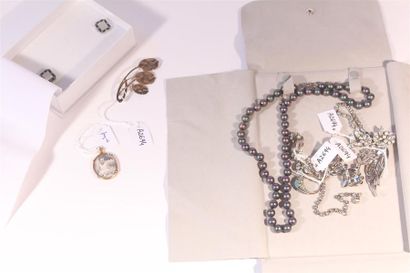 null Lot de bijoux fantaisie : collier de fausses perles grises, collier, boucles...