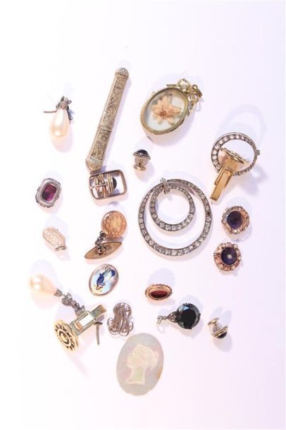 null Lot de bijoux fantaisie et argent anciens : pendants d'oreilles, pendentifs,...