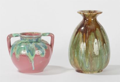 null C.A.B
Vase à anses en terre cuite vernisée à décor de coulures vertes sur fond...