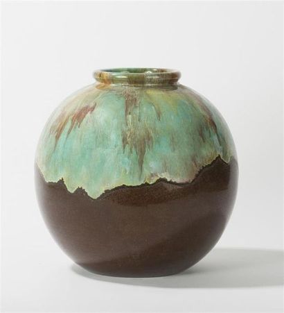 null CAB
Important vase ovoïde en terre cuite vernissée à décor de coulures vertes...