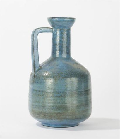 null Jean Rivier
Grand vase à anse en céramique bleue signée. Circa 1950. Hauteur...