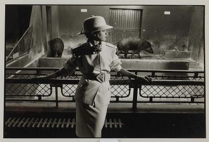 null Françoise HUGUIER (1942)
Modèle posant au zoo. c.1996.
Epreuve argentique d'époque....