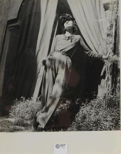 null Roger SCHALL (1904-1995) 
Mademoiselle Chanel en pantalon pose dans le patio...