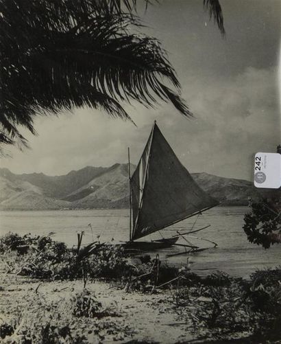 null Adolphe SYLVAIN (1920-1991)
Reportage sur Tahiti. Vue de Bora Bora, cérémonies,...