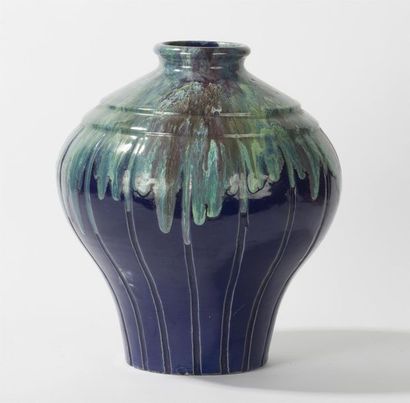 null Primavera pour C.A.B
Grand vase en céramique de forme Meiping é décor de coulure...