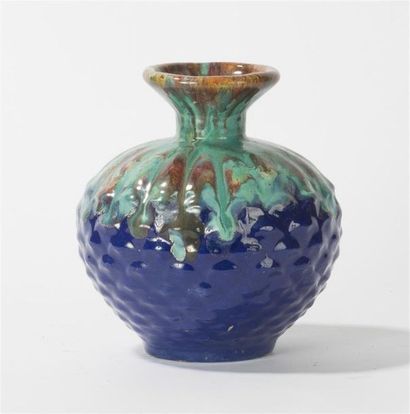 null Primavera pour CAB
Vase en céramique à décor de coulures vertes sur fond bleu...