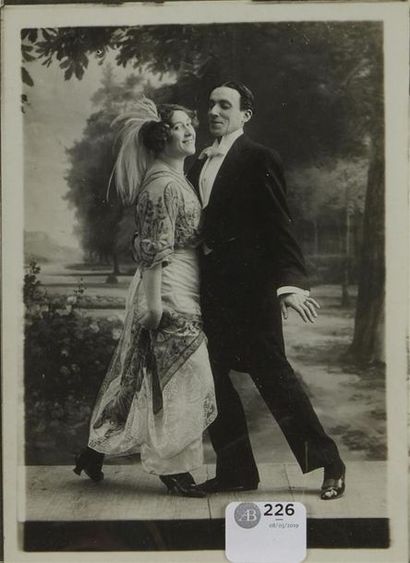 null Attribué à Paul GÉNIAUX (1873-c.1930)
Danses de salon. c.1910
Sept épreuves...
