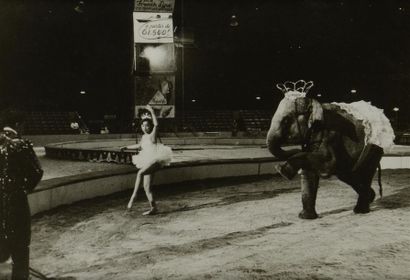 null IZIS (1911-1980)
Répétition au cirque, la danseuse et l'éléphant. c.1957.
Epreuve...
